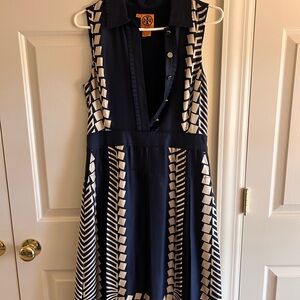 Size 6. Tory Burch. Silk.  Blue and cream